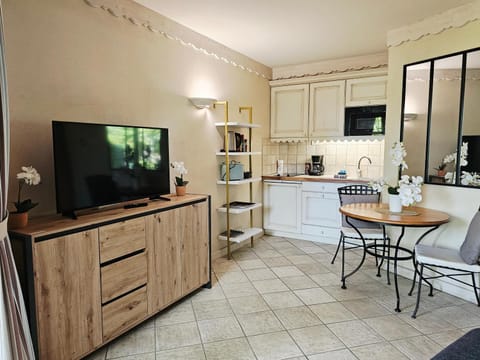 TV and multimedia, Kitchen or kitchenette, Dining area, dishwasher, stove