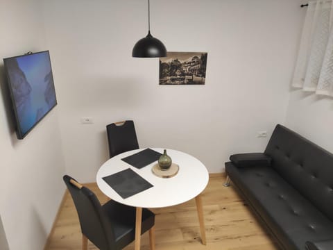 Communal lounge/ TV room, TV and multimedia, Living room, Seating area, Dining area