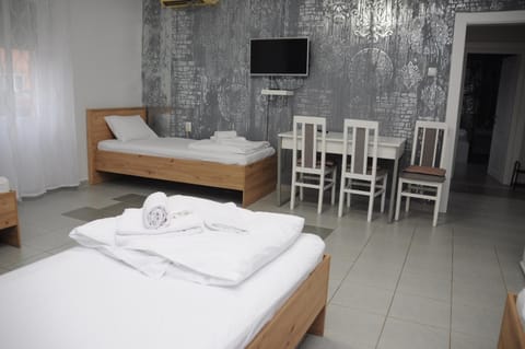 Bed, TV and multimedia, Photo of the whole room, Bedroom