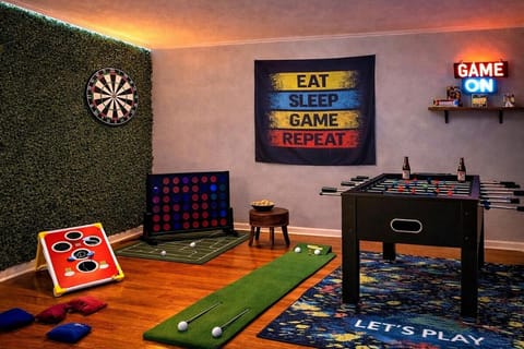 Backyard Oasis - 5BR - Hot Tub - 2 Fire Pits - Game Room - King Bed Suite - Fenced Yard House in Stroud Township