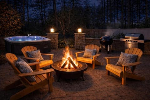 Backyard Oasis - 5BR - Hot Tub - 2 Fire Pits - Game Room - King Bed Suite - Fenced Yard House in Stroud Township