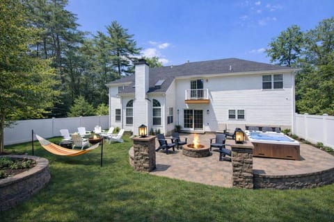 Backyard Oasis - 5BR - Hot Tub - 2 Fire Pits - Game Room - King Bed Suite - Fenced Yard House in Stroud Township