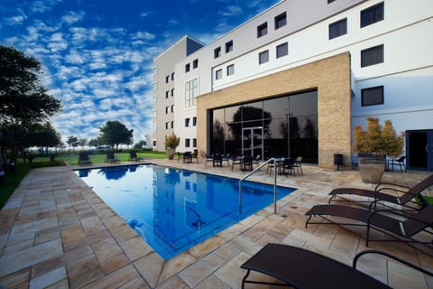 Property building, Patio, Day, Pool view, Swimming pool, sunbed