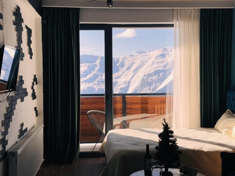 Bed, Natural landscape, TV and multimedia, Photo of the whole room, Bedroom, Mountain view