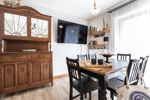 TV and multimedia, Living room, Seating area, Dining area