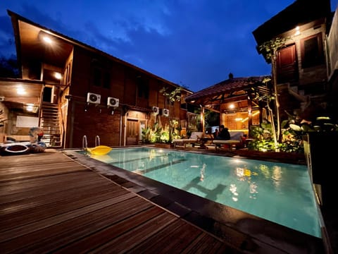 Restaurant/places to eat, Swimming pool