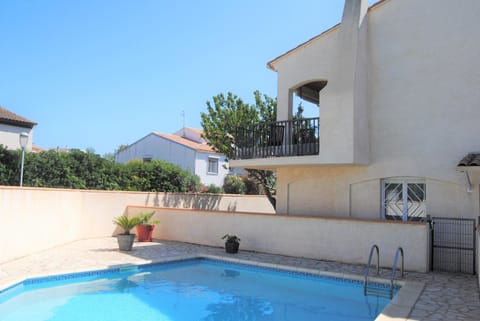 Property building, Swimming pool, Swimming pool