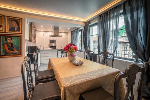 Seating area, Dining area, pet friendly, kitchen