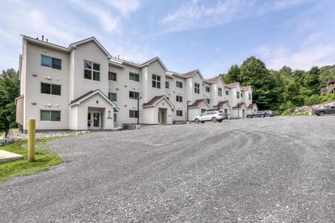 Mountainside Ski Lodge Apartment in Warren