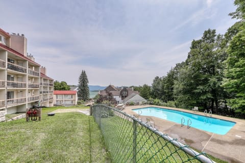 Mountainside Ski Lodge Apartment in Warren