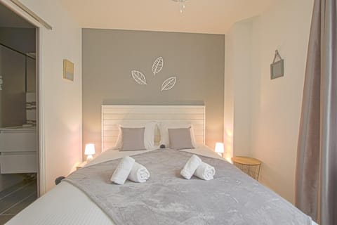 Bed, Photo of the whole room, Bedroom, towels