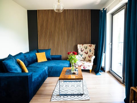 View (from property/room), View (from property/room), Balcony/Terrace, Living room, Photo of the whole room, Decorative detail, Seating area, Guests, Mountain view, children, Family, locker