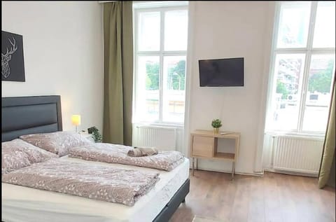 Bed, TV and multimedia, Bedroom