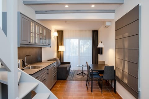 Kitchen or kitchenette, Dining area