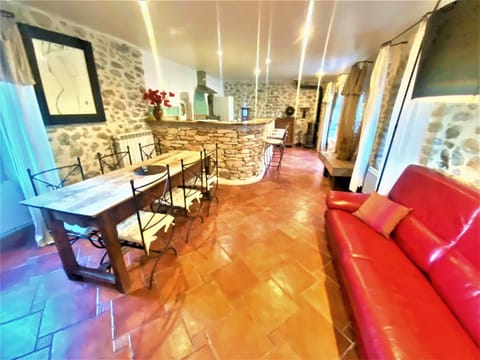 Gîte de groupe 18p-9ch OU 3 gîtes indépendants 6p-3ch - PATIO et PISCINE INTERIEURE CHAUFFEE TOUTE L'ANNEE House in Vallon-Pont-d'Arc