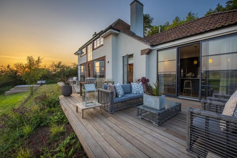 Property building, Patio, Day, Garden, View (from property/room), Balcony/Terrace, Seating area, Garden view, Sunset