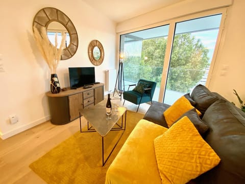 Communal lounge/ TV room, TV and multimedia, Living room, Seating area