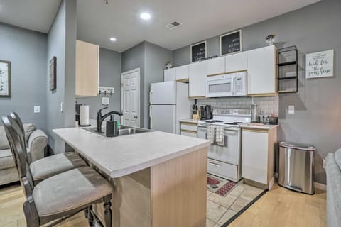 Jacuzzi Tub Branson Retreat about 4 Mi to Strip Apartment in Ozark Mountains