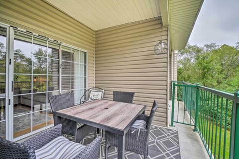 Jacuzzi Tub Branson Retreat about 4 Mi to Strip Apartment in Ozark Mountains