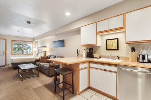 Coffee/tea facilities, Kitchen or kitchenette, Seating area