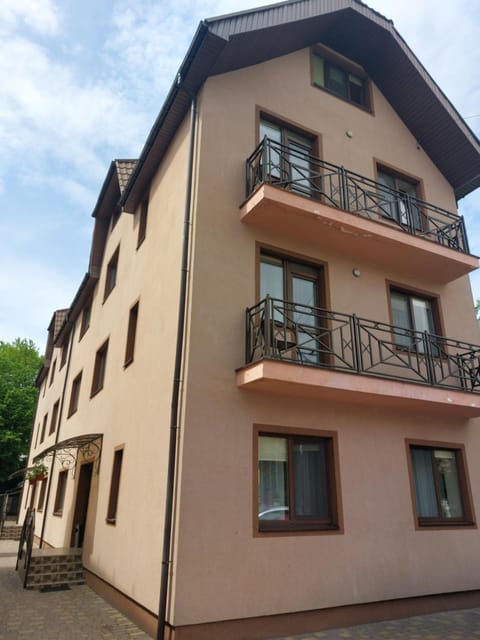 Property building, Day