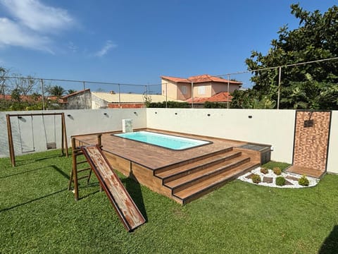 Casa com piscina, ar condicionado, campo de futebol e área gourmet a um quarteirão da lagoa de Praia Seca House in Araruama