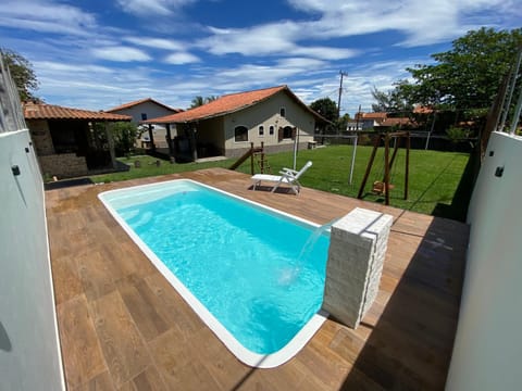 Casa com piscina, ar condicionado, campo de futebol e área gourmet a um quarteirão da lagoa de Praia Seca House in Araruama