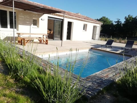Villa pleine campagne, piscine chauffée , Lubéron House in Lacoste