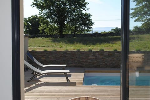 Villa pleine campagne, piscine chauffée , Lubéron House in Lacoste