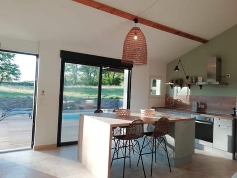 Villa pleine campagne, piscine chauffée , Lubéron House in Lacoste