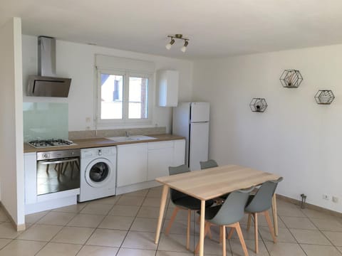 Kitchen or kitchenette, Dining area