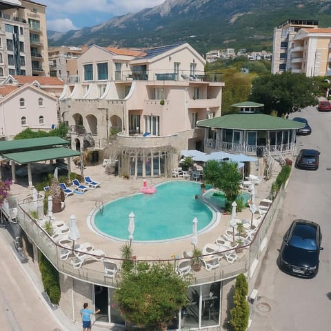 Property building, Day, Natural landscape, Bird's eye view, Mountain view, Pool view, Street view, Swimming pool
