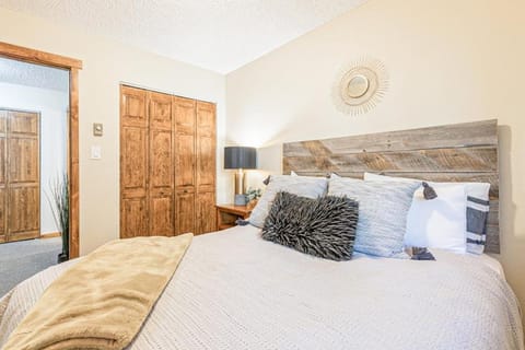 West Vail Mountain Escape & Kinnikinnick Sunshine House Apartment in Vail