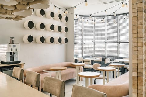 Restaurant/places to eat, Banquet/Function facilities, Seating area