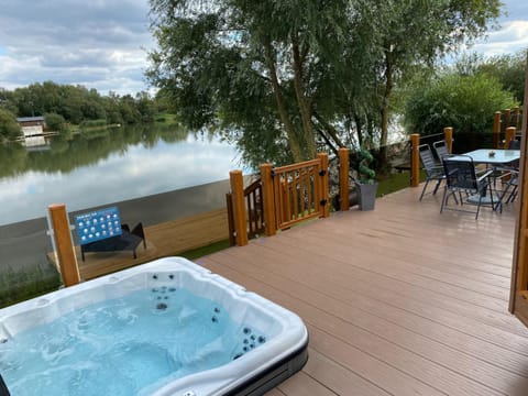 Hot Tub, Balcony/Terrace, Lake view