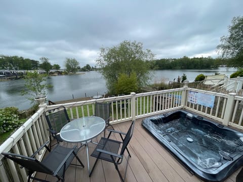 Hot Tub, Balcony/Terrace, Lake view