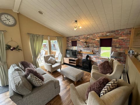 Luxury Lakeside Lodge L1 with hot tub situated at Tattershall Lakes Country Park House in Tattershall