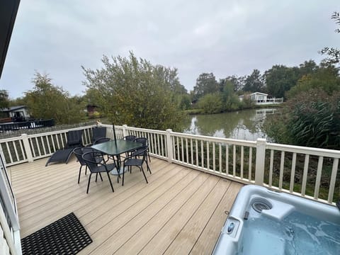 Luxury Lakeside Lodge L2 with Hot tub situated at Tattershall Lakes Country Park House in Tattershall