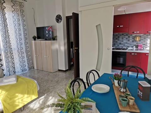 Bed, TV and multimedia, Living room, Dining area