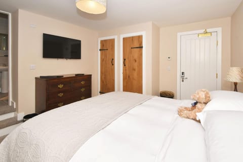 Bed, TV and multimedia, Bedroom