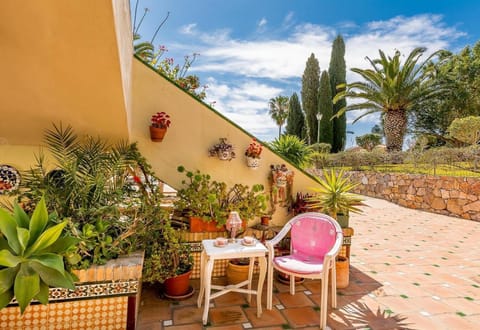 Property building, Balcony/Terrace, Living room