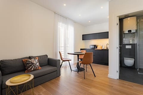 TV and multimedia, Seating area, Dining area, kitchen