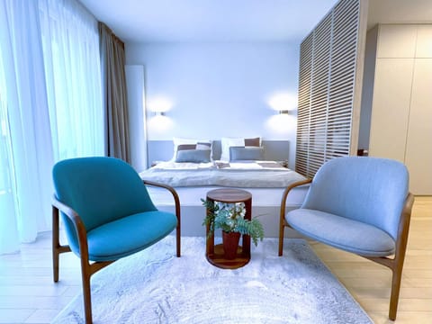 Bed, Seating area
