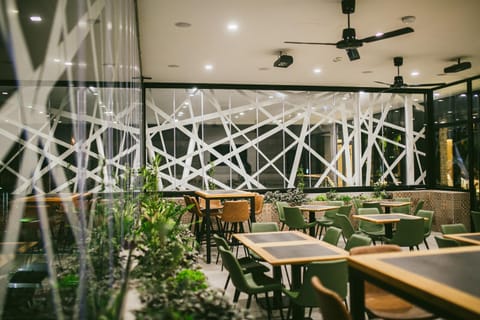 Restaurant/places to eat, Night, Balcony/Terrace, Breakfast, Lunch, Dinner