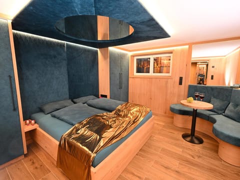 Seating area, Bedroom, wardrobe