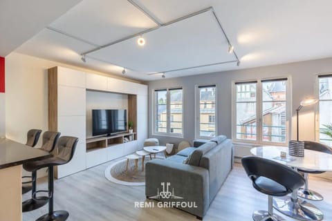Les Armateurs Charming Gem in the City Center Private Parking 2 Guest Apartment in Honfleur