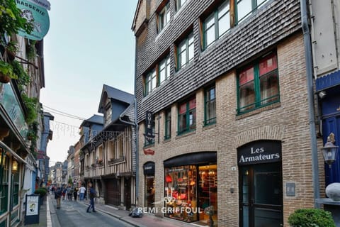 Les Armateurs Charming Gem in the City Center Private Parking 2 Guest Apartment in Honfleur