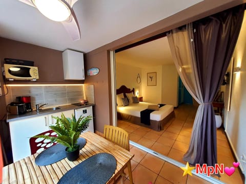 Kitchen or kitchenette, Photo of the whole room, Dining area