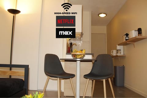 Coffee/tea facilities, Kitchen or kitchenette, Dining area