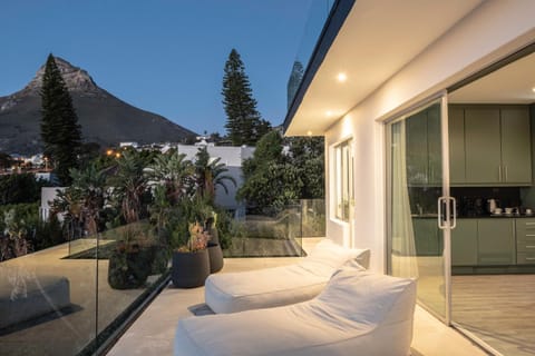 Patio, Natural landscape, View (from property/room), Balcony/Terrace, Living room, Seating area, Mountain view